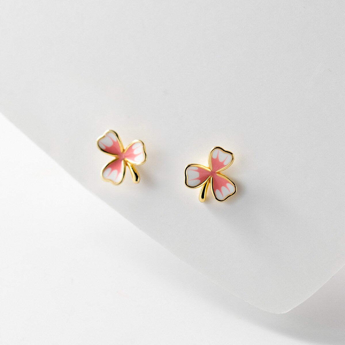 Gold Pink Flower Stud Earrings, Gold Clover Earring, Minimalist Enamel Flower Earrings, Dainty Plant Earrings, Perfect Gift for her, GE277