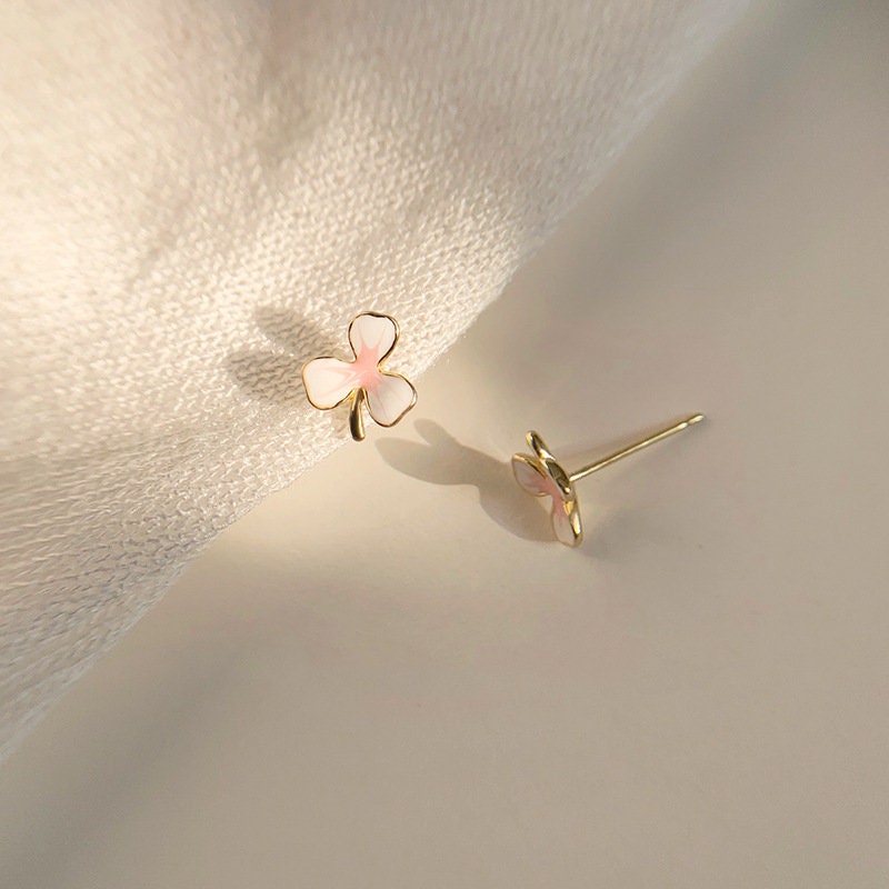 Gold Pink Flower Stud Earrings, Gold Clover Earring, Minimalist Enamel Flower Earrings, Dainty Plant Earrings, Perfect Gift for her, GE277