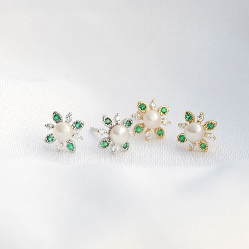 Delicate Emerald & Pearl Flower Stud Earrings, 14k Gold Vermeil Dainty Emerald Earrings, Minimalist Studs, Gift for Her, Christmas Gift GE12