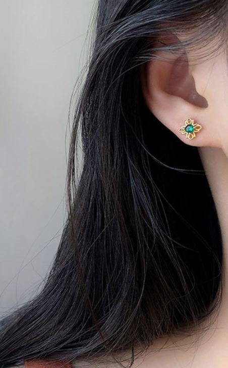 Dainty Gold Emerald CZ Stud Earrings, Deliciated Flower Emerald Earrings, Gold Emerald Flower Studs, Minimalist Green Earring, Gift, GE50