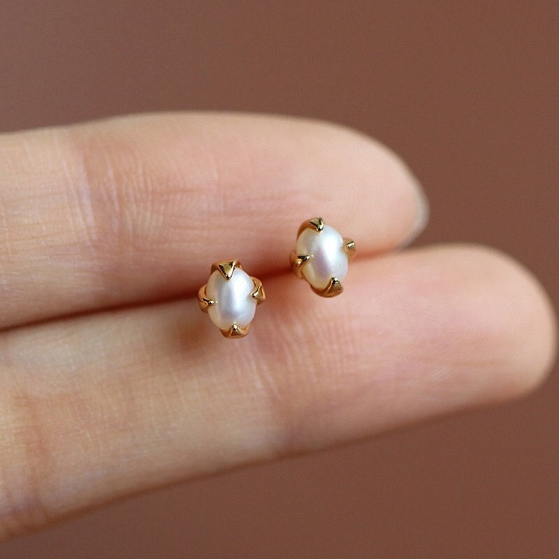 Dainty Gold Oval Pearl Stud Earrings, Four Paw Holder Pearl Earrings, Gold Pearl Earrings, Oval Pearl Studs, Minimalist Pearl Earring GE138