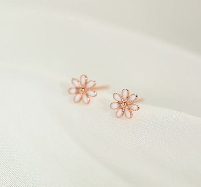 Rose Gold Tiny Flower Stud Earrings, Dainty Plant Earrings, Tiny Daisy Studs, Floral Earrings, Helix Earrings, Gift for her, GE139