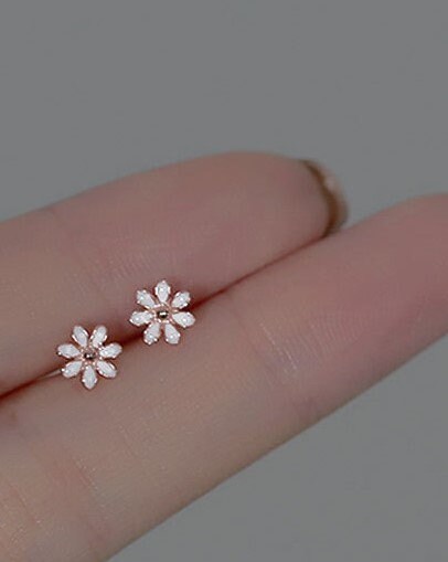 Rose Gold Tiny Flower Stud Earrings, Dainty Plant Earrings, Tiny Daisy Studs, Floral Earrings, Helix Earrings, Gift for her, GE139