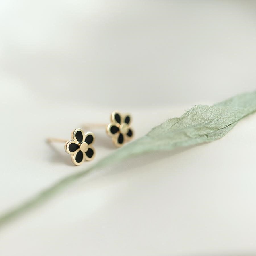 Dainty Black Enamel Flower Stud Earrings, Gold Flower Earrings, Delicate Gold Black Floral Earring, Plant Earring, Minimalist Earring, GE148