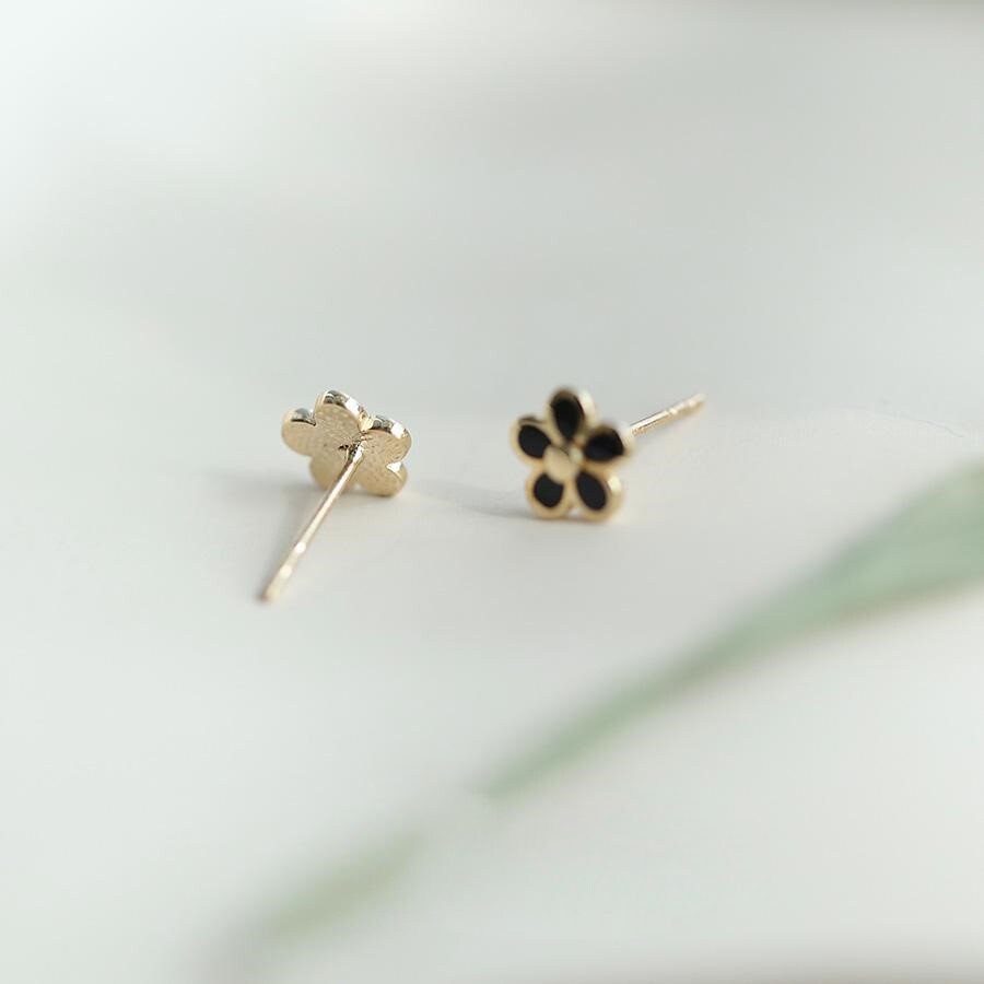 Dainty Black Enamel Flower Stud Earrings, Gold Flower Earrings, Delicate Gold Black Floral Earring, Plant Earring, Minimalist Earring, GE148