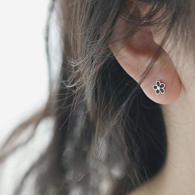 Dainty Black Enamel Flower Stud Earrings, Gold Flower Earrings, Delicate Gold Black Floral Earring, Plant Earring, Minimalist Earring, GE148