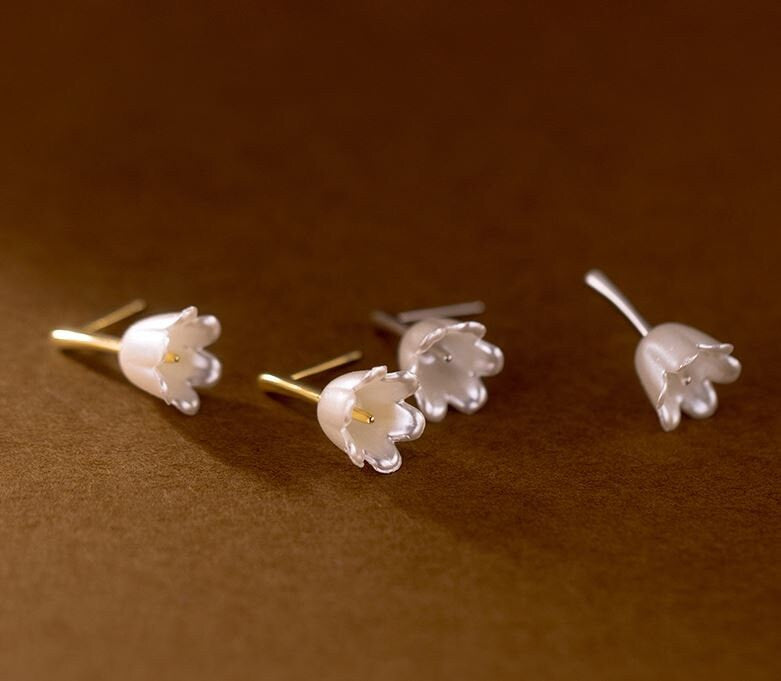 Delicate White Flower Drop Earrings, Lily of the Valley Earrings, Dainty Gold Bud Drop Earring, Minimalist Plant Earring Gift for her GE207