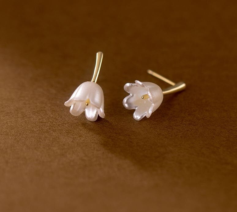 Delicate White Flower Drop Earrings, Lily of the Valley Earrings, Dainty Gold Bud Drop Earring, Minimalist Plant Earring Gift for her GE207