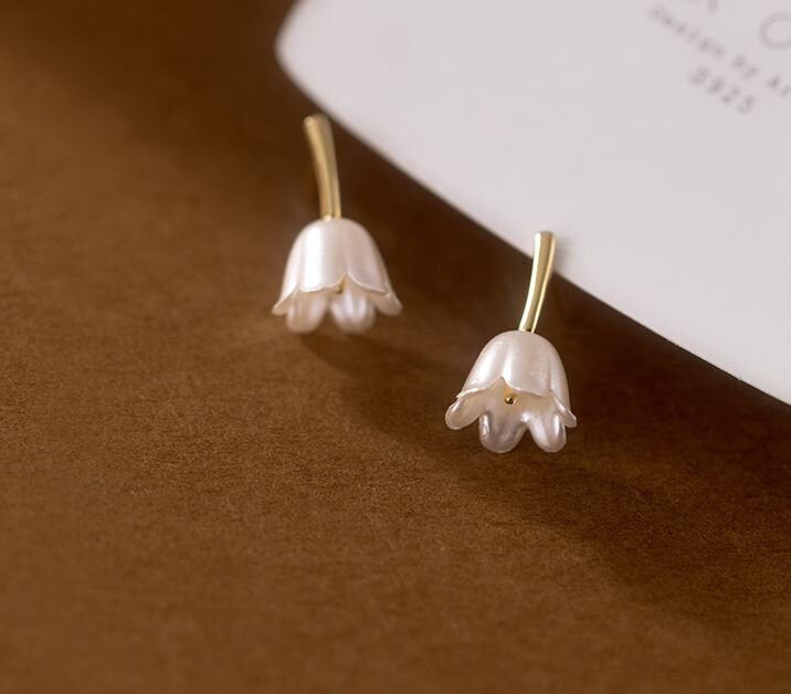 Delicate White Flower Drop Earrings, Lily of the Valley Earrings, Dainty Gold Bud Drop Earring, Minimalist Plant Earring Gift for her GE207