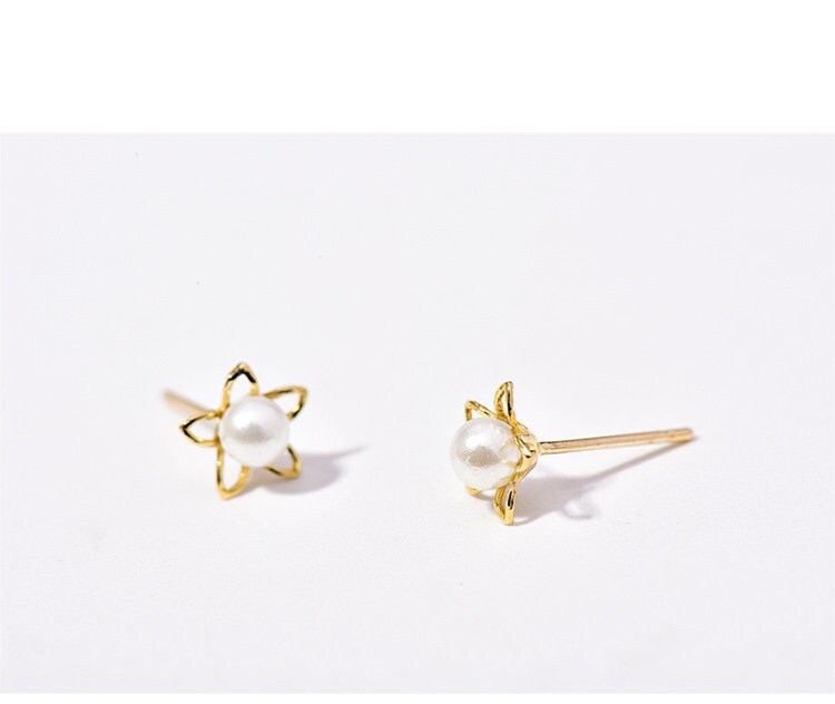 14k Gold Vermeil Flower Pearl Stud Earrings, Dainty Gold Pearl Flower Earrings, Flower Pearl Studs, Minimalist Earring, Gift for her, GE229