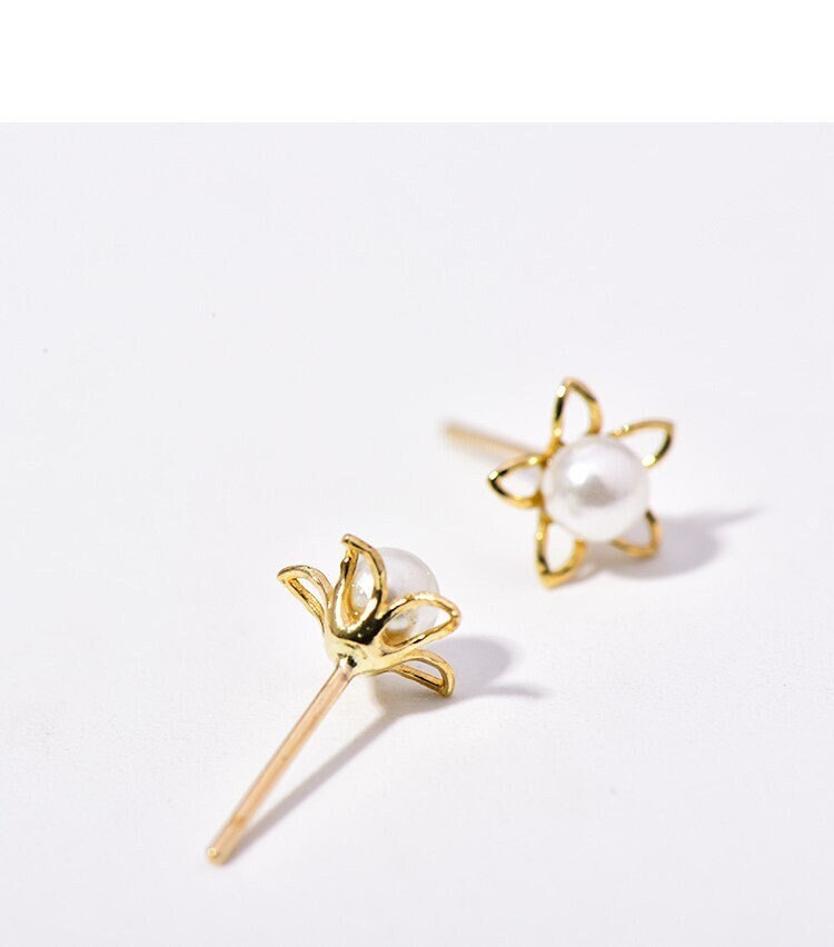 14k Gold Vermeil Flower Pearl Stud Earrings, Dainty Gold Pearl Flower Earrings, Flower Pearl Studs, Minimalist Earring, Gift for her, GE229