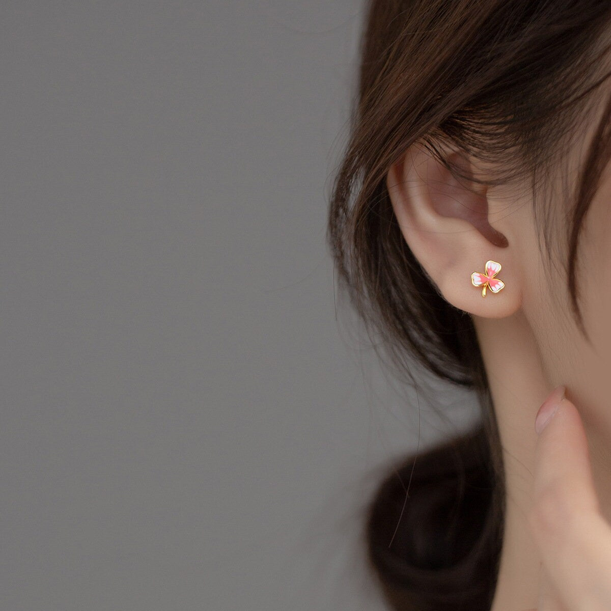 Gold Pink Flower Stud Earrings, Gold Clover Earring, Minimalist Enamel Flower Earrings, Dainty Plant Earrings, Perfect Gift for her, GE277