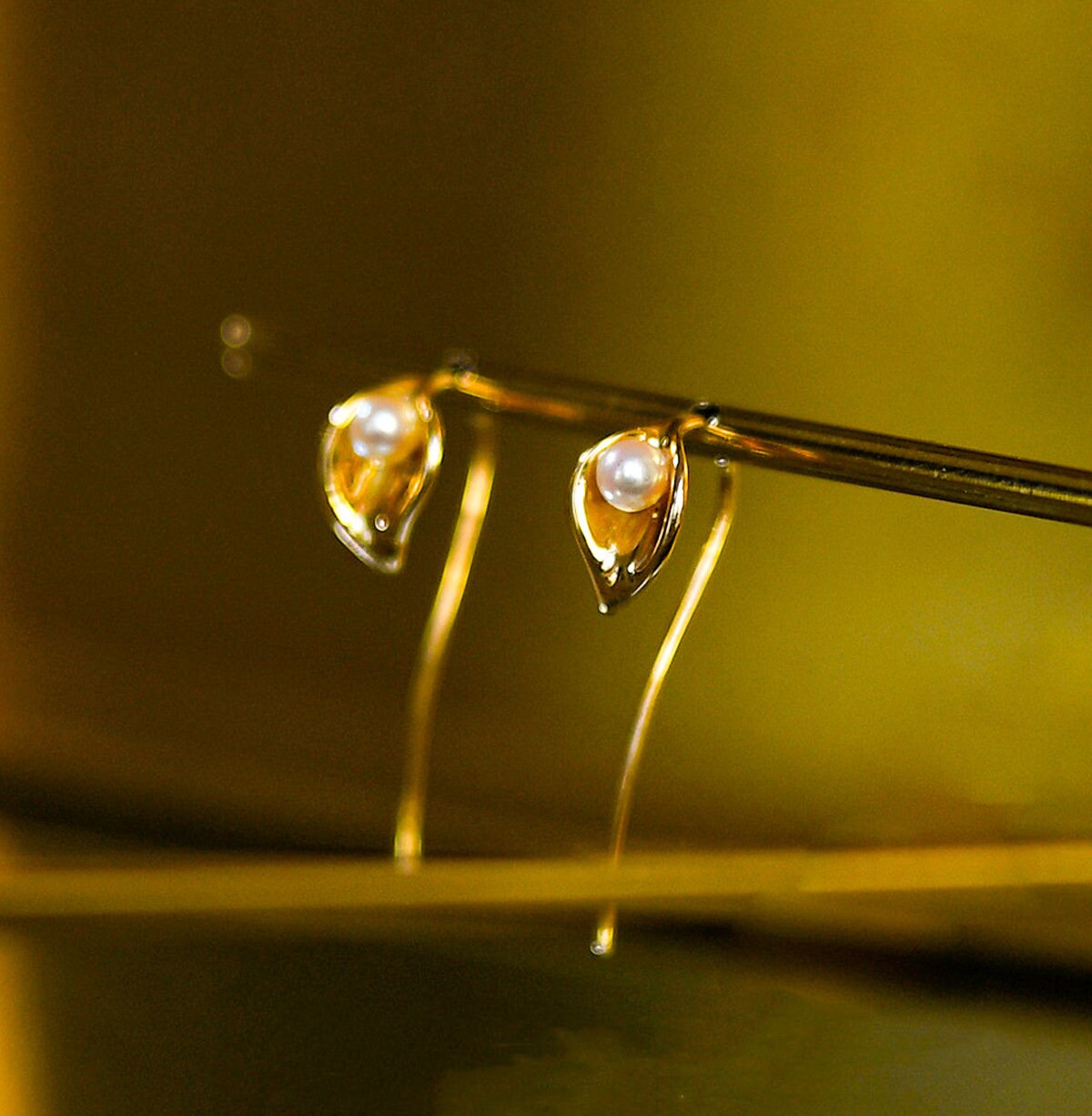 Gold Calla Lily Pearl Hook Earrings, Dainty Pearl Flower Drop & Dangle Earrings, Pearl Leaf Earrings, Plant Hook Earring, Gift for her GE301